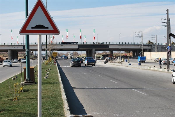 نصب تابلوها و علایم راهنمایی و رانندگی در پل شهیدلر کورپوسی (سرو)