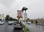 سرویس و عیب یابی چراغ های راهنمایی و رانندگی خیابان والفجر و بلوار شهید باهنر در روز بارانی