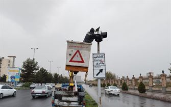 سرویس و عیب یابی چراغ های راهنمایی و رانندگی خیابان والفجر و بلوار شهید باهنر در روز بارانی