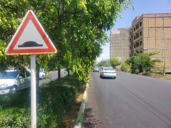 عملیات اجرایی نصب سرعت‌گیر در خیابان‌ البرز