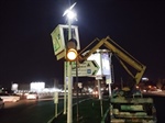 عملیات اتصال چراغ های چشمک زن خورشیدی راهنمایی و رانندگی به برق شهری